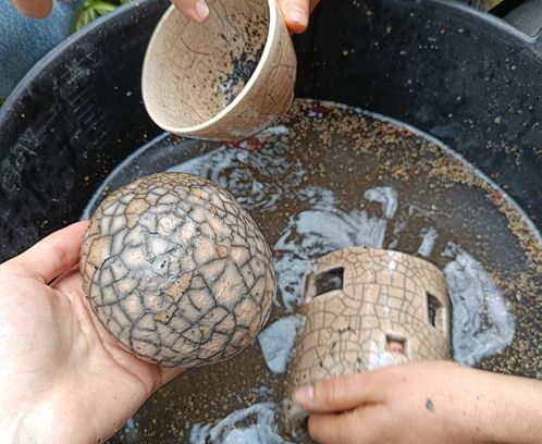 Proceso de decantación de arcillas finas para la elaboración de Terra Sigillata artesanal en el taller.