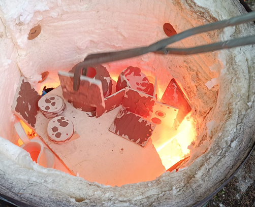 Proceso de decantación de arcillas finas para la elaboración de Terra Sigillata artesanal en el taller.