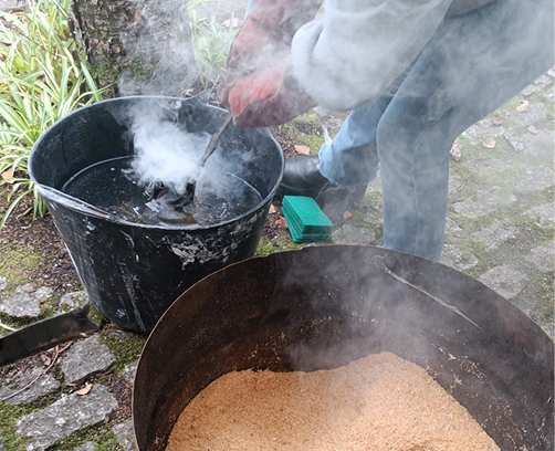 Proceso de decantación de arcillas finas para la elaboración de Terra Sigillata artesanal en el taller.