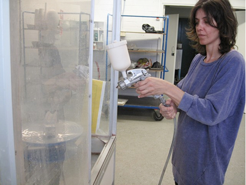 Técnica de esmaltado por pulverización en el taller de Cerámica y Más.