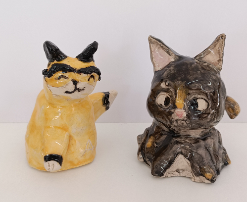 Ambiente de aprendizaje en el taller infantil de cerámica, con niños modelando piezas de barro inspiradas en la historia